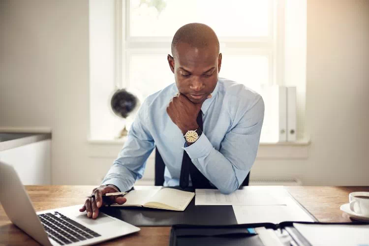 Homme d'affaire travaillant