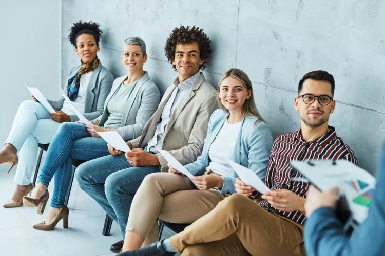 Candidats attendant leur tour pour un entretien d'embauche