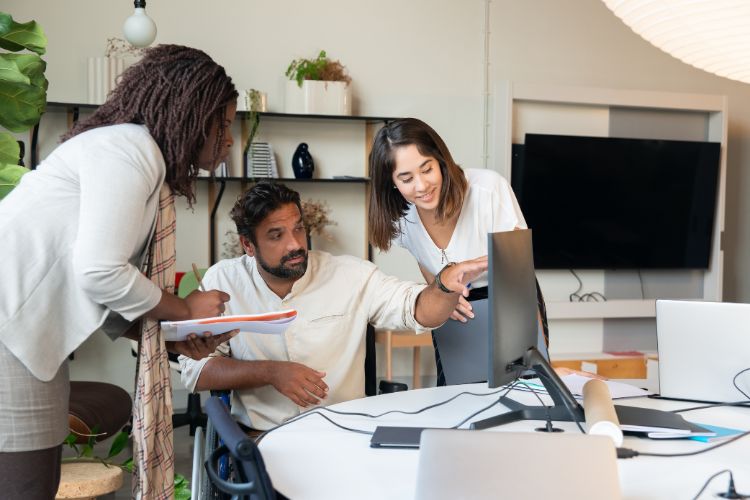 Employés travaillant ensemble