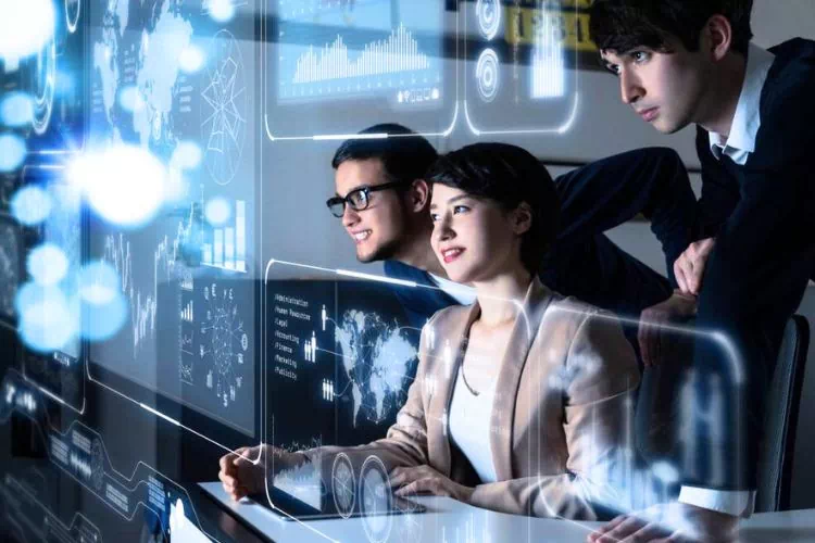 Collaborateurs travaillant sur un projet digital