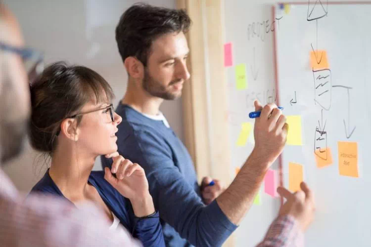 Collaborateurs travaillant ensemble au cours d'une formation