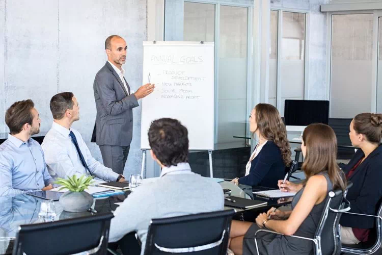 Formateur formant des salariés d'une entreprise