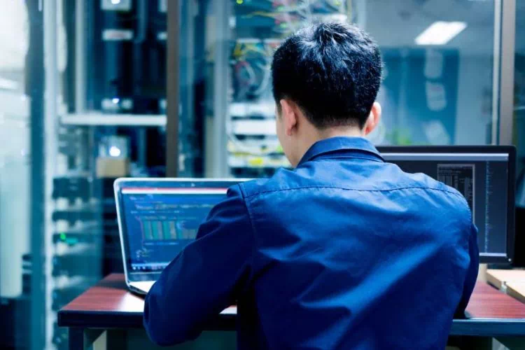 Informaticien travaillant sur son ordinateur