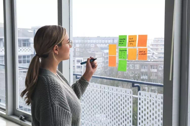 Jeune femme préparant son plan de travail