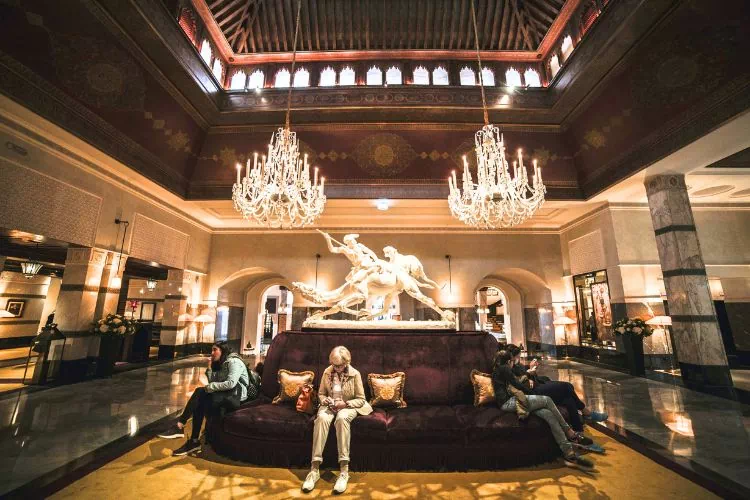 Salle d'attente et hall d'entrée luxueuse dans un hôtel ou un lieu de réceptions