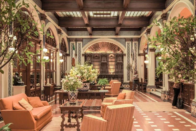 Hall d'entrée luxueux dans un hôtel ou un lieu de réceptions