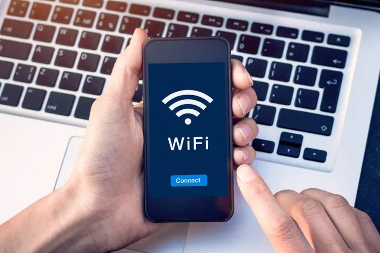 Personne accédant à internet via le Wifi sur son téléphone portable
