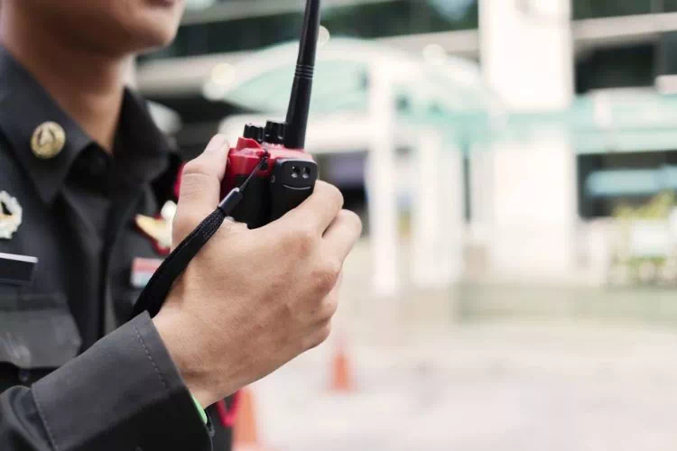 Travailleur sur un chantier parlant dans un talkie-walkie