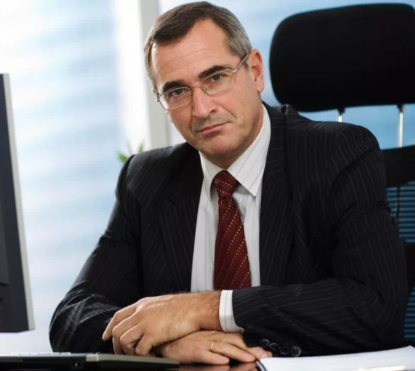 Manager de transition à son bureau