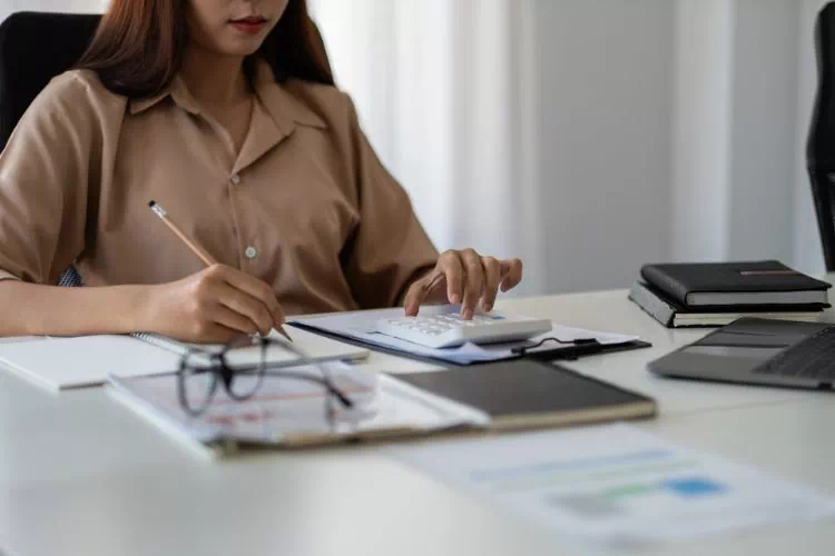 Femme faisant des calculs