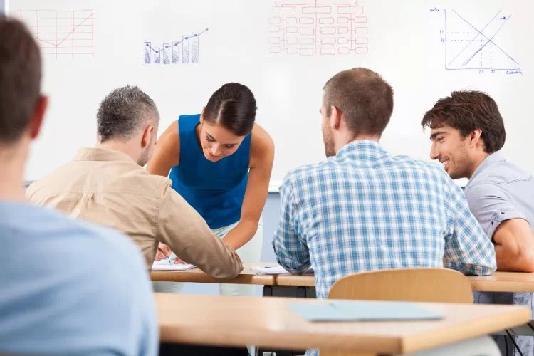 Coach ou formateur travaillant avec les employés d'une entreprise