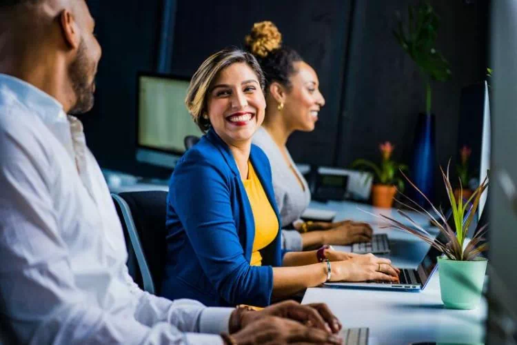 Deux femmes et un homme travaillant ensemble