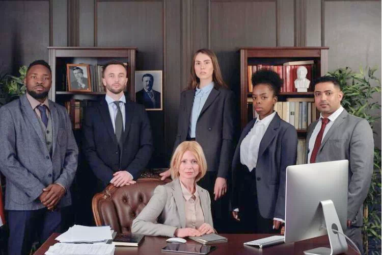 Conseil de direction composé d'hommes et de femmes