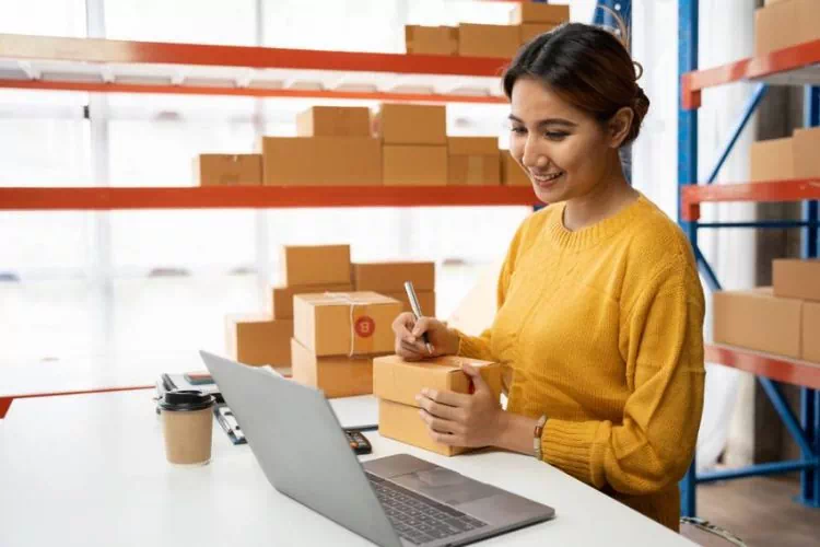 Employé d'un site e-commerce en train de préparer les commandes