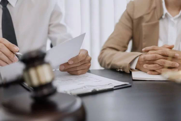 Avocat-conseil avec son client