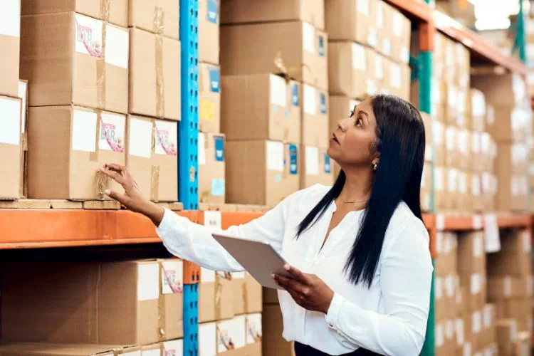 Femme en train de s'occuper de la gestion de stock de son entreprise