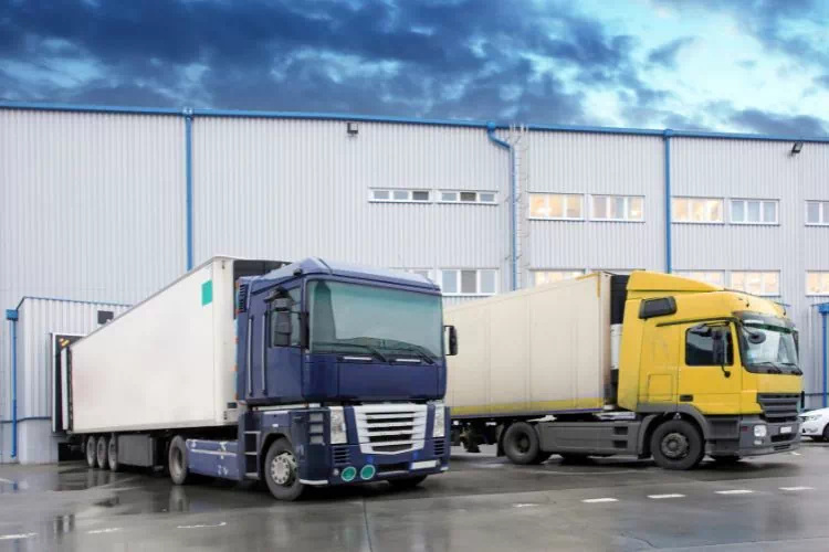 Camion en train de livrer un magasin