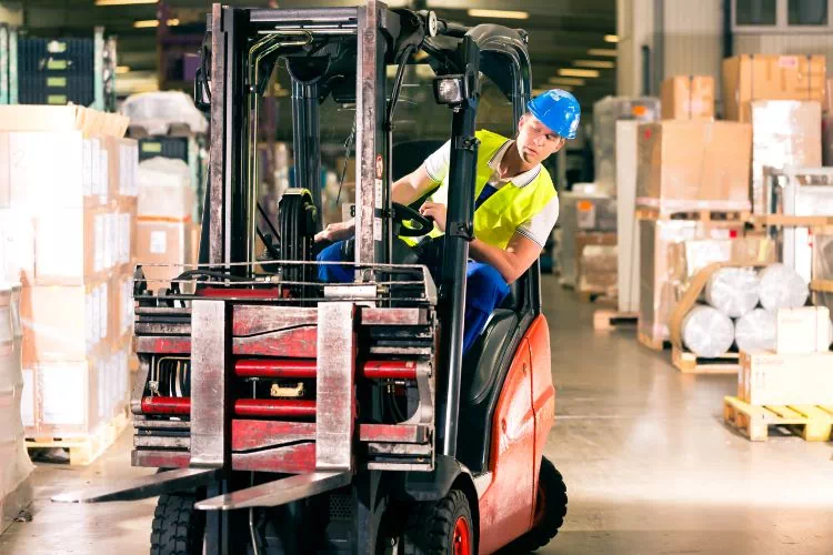 Manutentionnaire conduisant un chariot transpalette