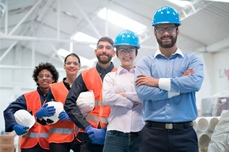 5 travailleurs d'une usine
