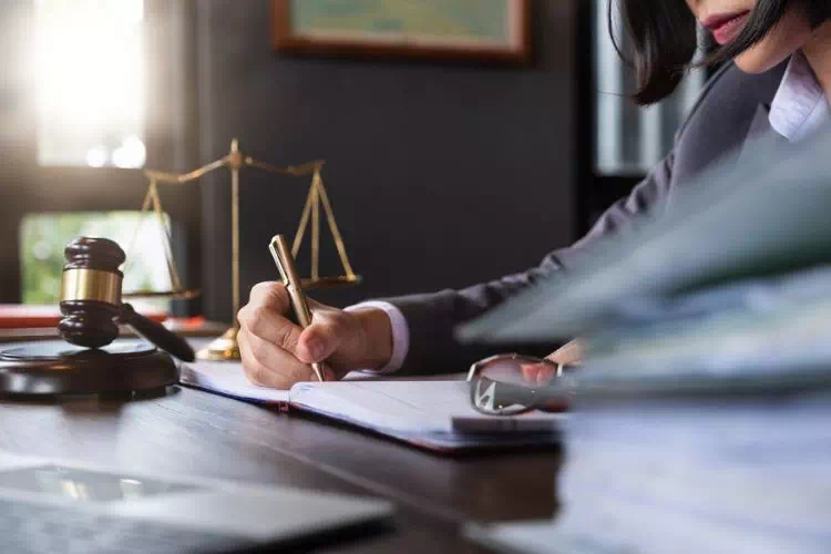 Avocat-conseil en train de travailler sur un dossier