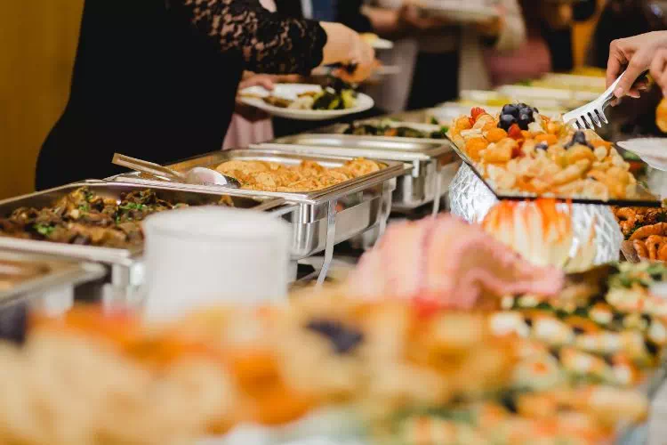 Buffet chaud fait par un traiteur lors d'une réception