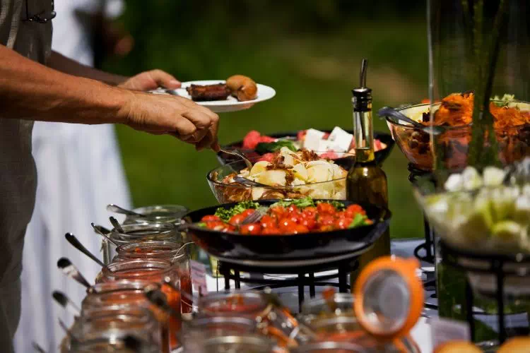 Buffet à l'extérieur préparé par un traiteur