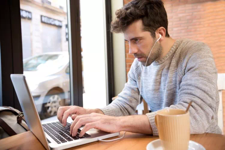 Jeune homme écrivant une lettre de motivation