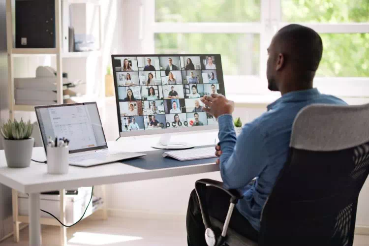 Homme en visioconférence avec un ensemble d'autres personnes