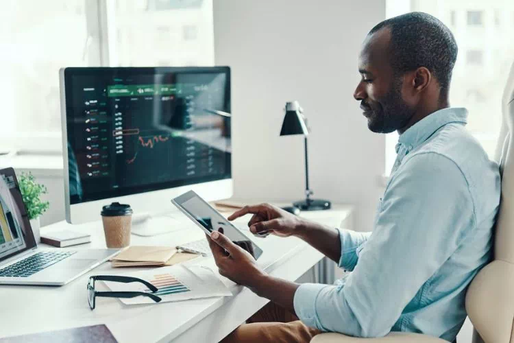 Data analyst analysant des données