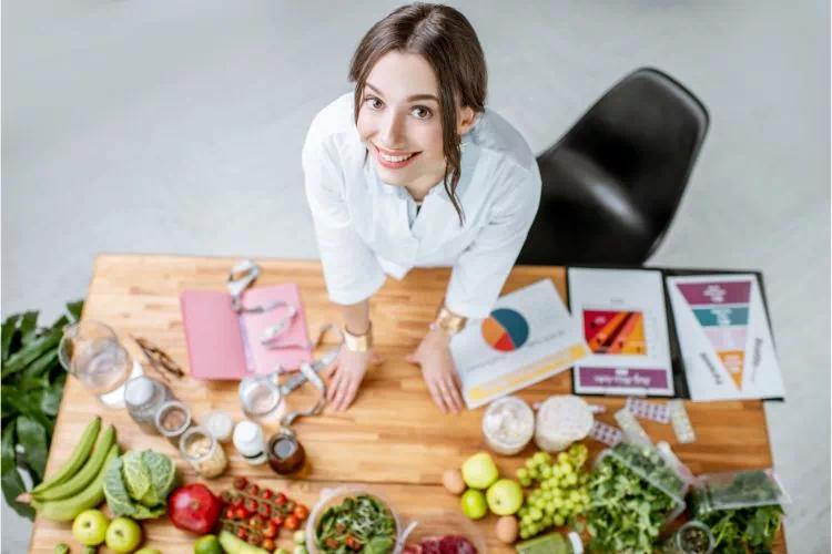 Diététicienne avec tout ce qui est nécessaire pour préparer un repas diététique