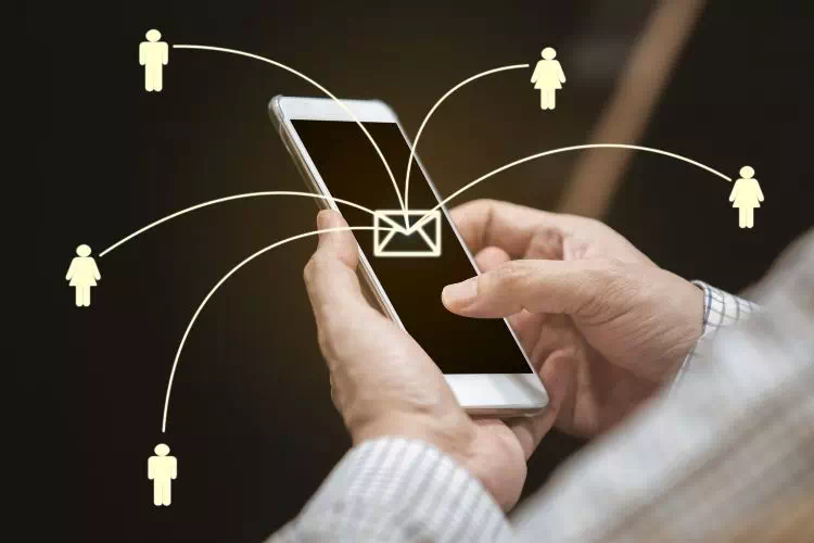 Personne envoyant des SMS depuis son téléphone portable