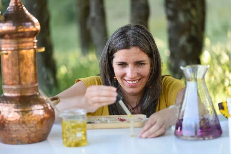 Naturopathe faisant une préparation à base de plantes et d'huiles essentielles