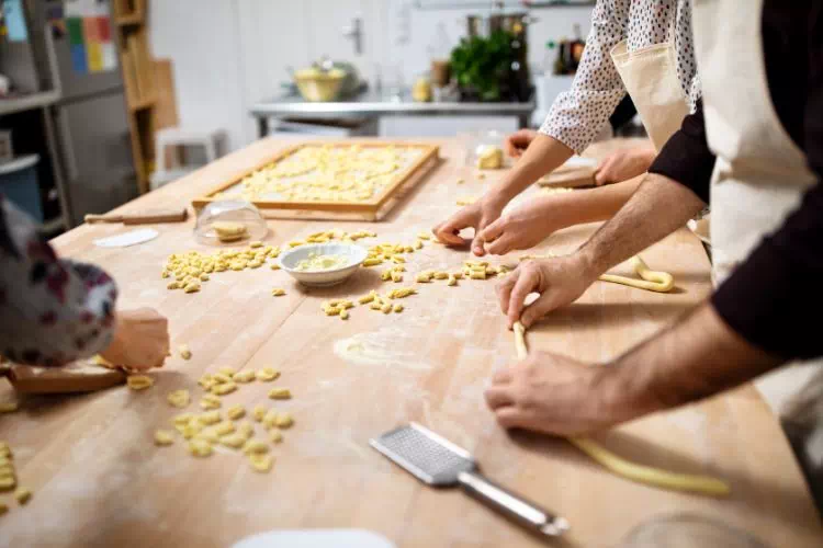 Préparation d'un plant lors d'un séminaire culinaire