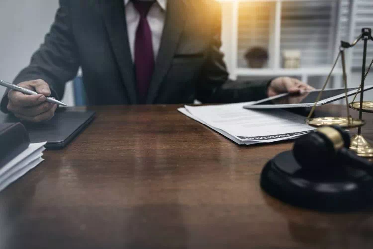Avocat faisant des recherches concernant un dossier
