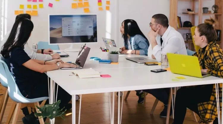 Équipe d'une organisation à but non lucratif travaillant sur une campagne marketing numérique