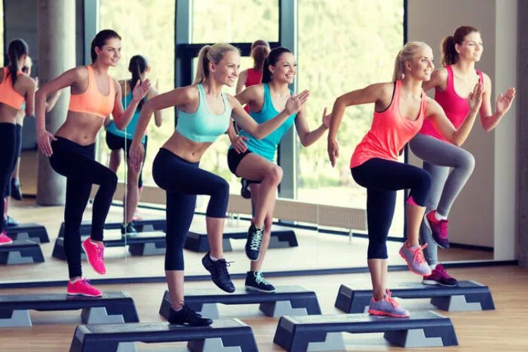 Femmes participant à une séance de fitness en entreprise