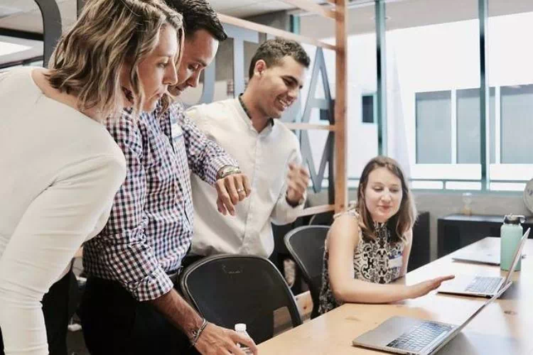 Équipe marketing en train de finaliser une campagne de mailing SMS