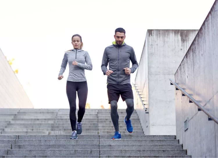 Une femme et un homme faisant un jogging