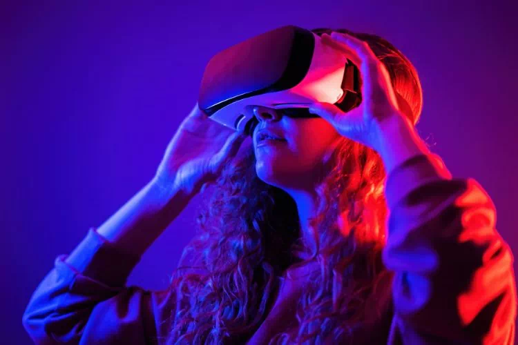 Jeune femme portant un casque de réalité virtuelle