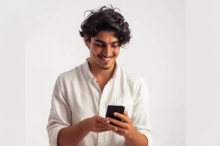 Jeune homme surfant sur internet sur son smartphone