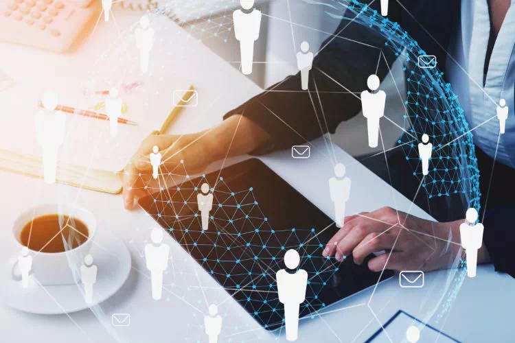 Responsable des ressources humaines analysant des données sur une tablette