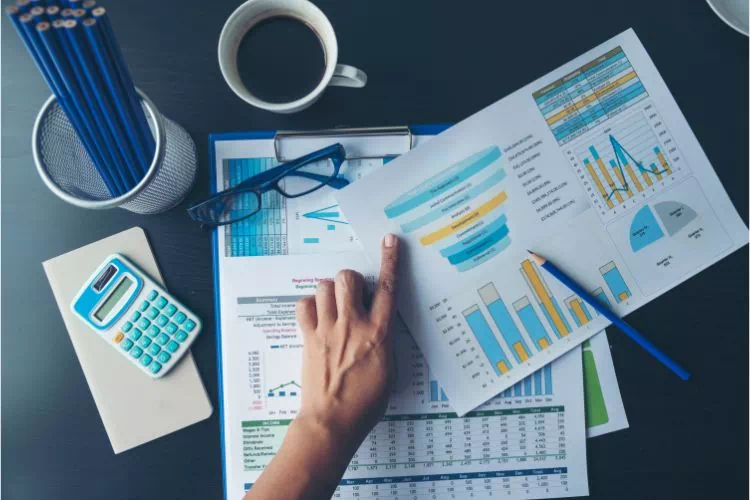 Responsable RH analysant les données d'un tableau Excel et des graphiques