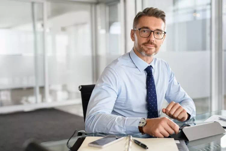 Avocat en droit des franchises à son bureau