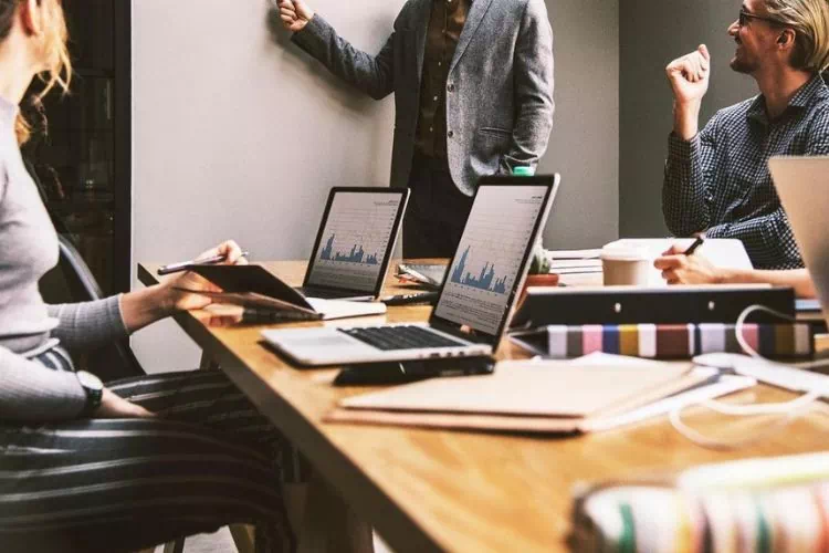 Collaborateurs des Ressources Humaines travaillant ensemble