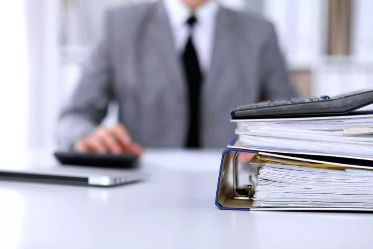 Comptable avec des dossiers sur son bureau