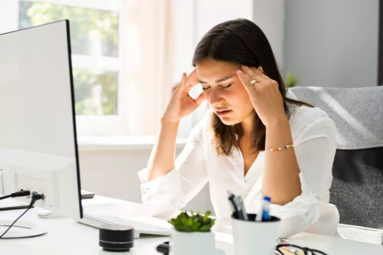 Femme se tenant la tête, angoissée