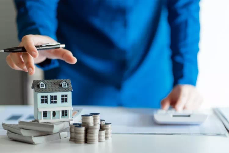 Homme calculant quels fonds lui fourniront la vente de sa maison à réméré