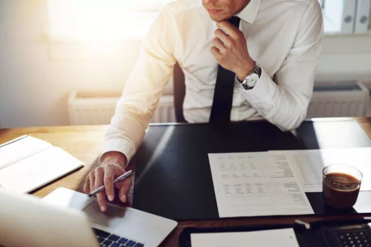 Ingénieur travaillant sur son ordinateur