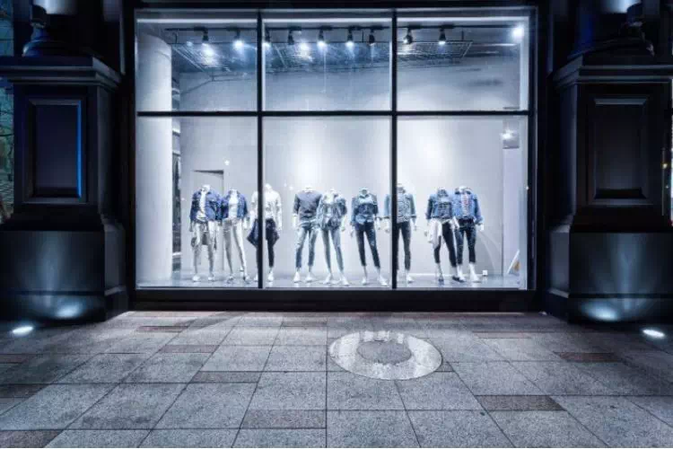 Vitrine d'un magasin illuminée la nuit
