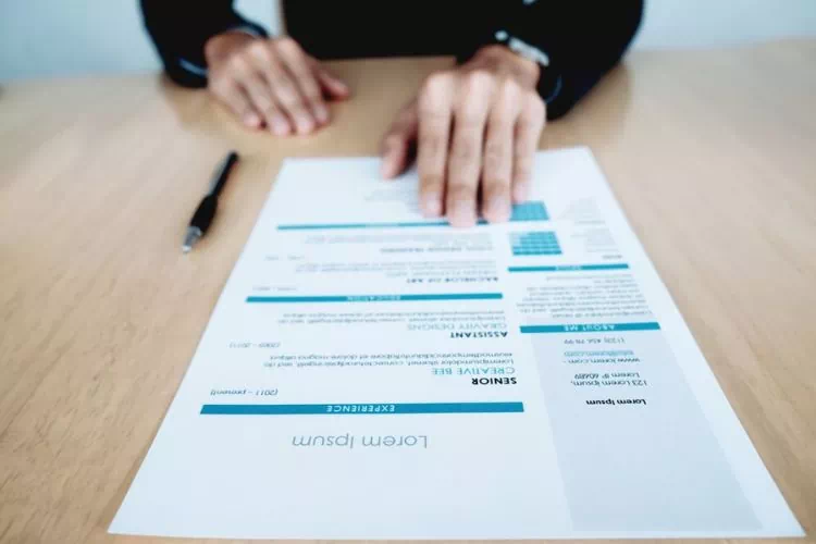 Candidat donnant son CV à un recruteur